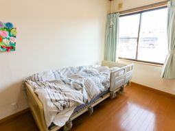 明るい居室のベッド