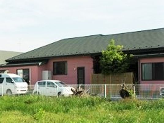 ピンクの壁の建物外観