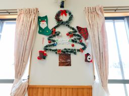 クリスマス飾りのロビー