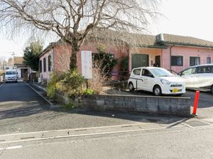 ピンクの壁が特徴的な外観