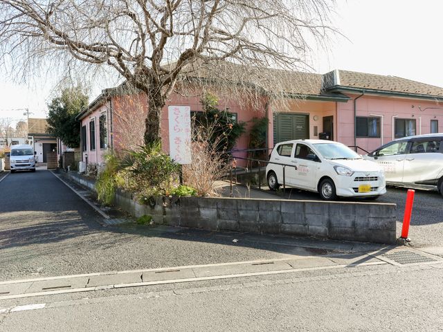 ピンクの壁が特徴的な外観 外観 アットホームな雰囲気の建物前には、静かな通りが広がっております。