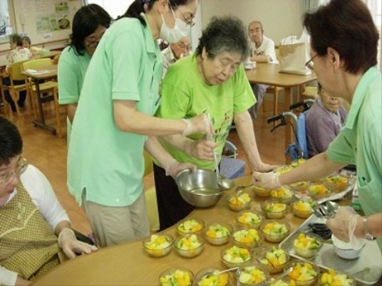 活動する人々のダイニング