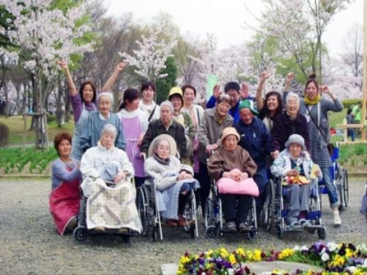 桜の中庭で集う笑顔