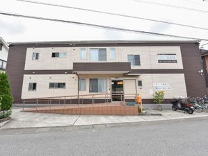 茶色い建物のエントランス