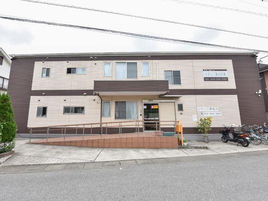 茶色い建物のエントランス