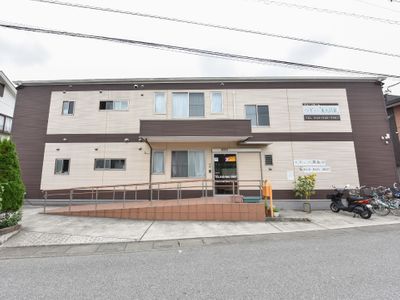 茶色い建物のエントランス
