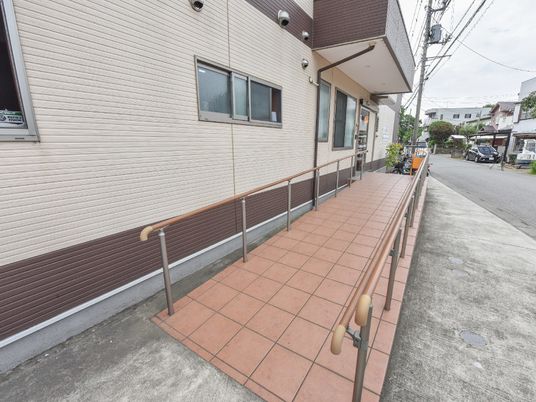手すり付きの明るい通路