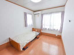明るい個室の居室