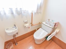 手すり付きのトイレ