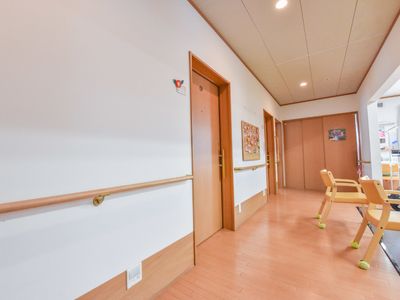 廊下に手すりと壁掛けアート
