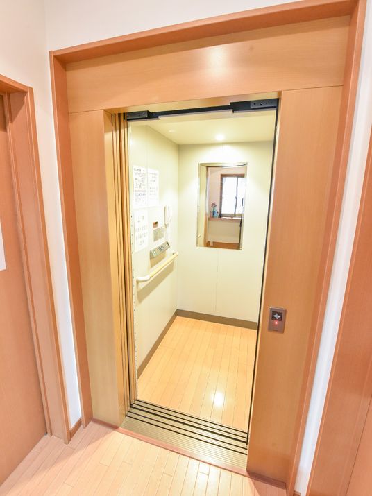 明るいエレベーターの入口