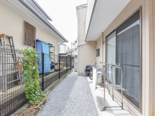 明るい日差しの中庭