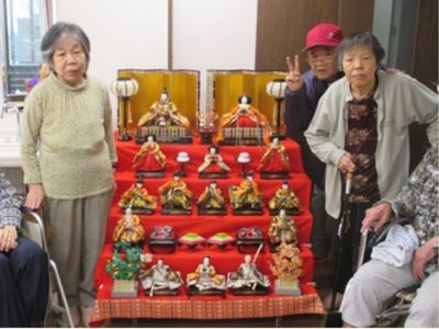 ひな祭りの飾り付けと利用者