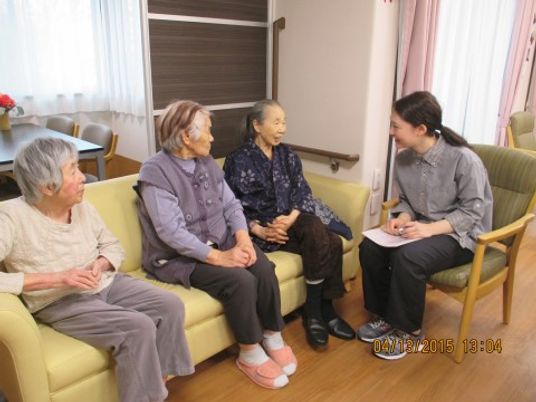 スタッフと会話する利用者
