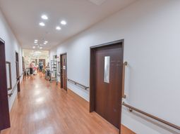 廊下と開かれた扉