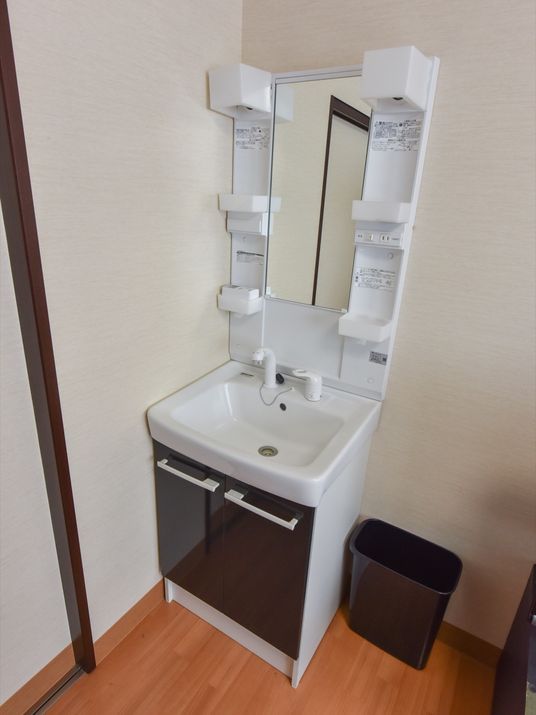 洗面台とミラーの設備