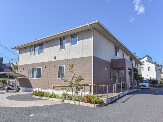 明るい外観の二階建て
