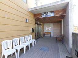 エントランスの明るい外観