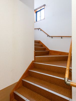 木製の手すりがある階段