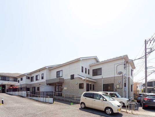広い駐車場がある外観