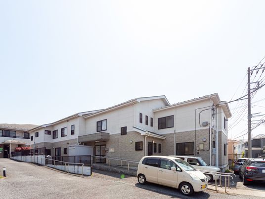 広い駐車場がある外観