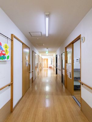 長い廊下とドア