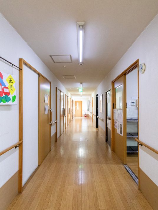 長い廊下とドア