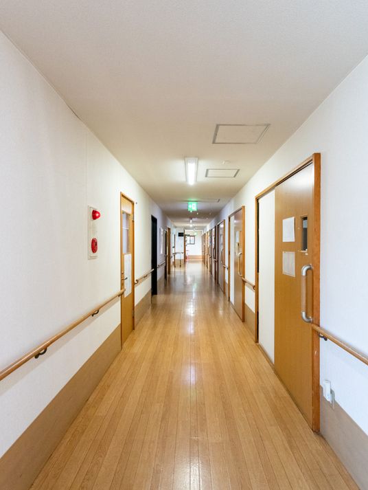 明るい長い廊下