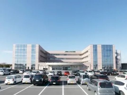 施設外観と駐車場の様子  