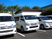 送迎車が並ぶ駐車場  