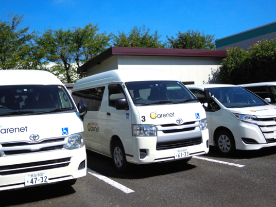 送迎車が並ぶ駐車場  
