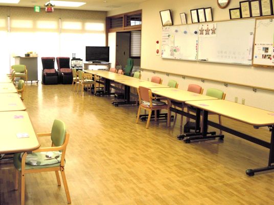 広い食堂の机と椅子  