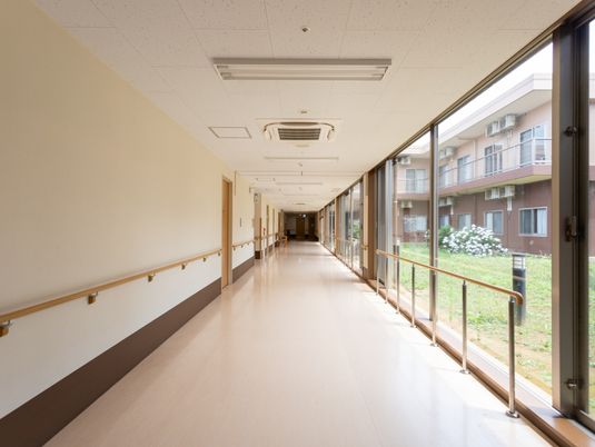 陽光降り注ぐ廊下