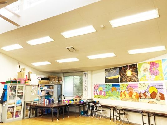 壁面作品がある多目的室  