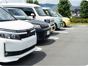 送迎車が並ぶ駐車場  