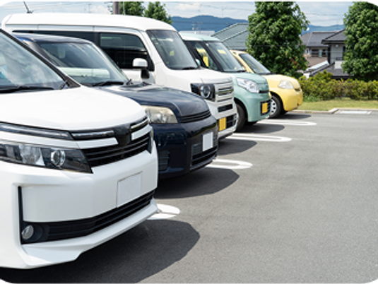 送迎車が並ぶ駐車場  