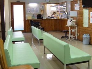 待合スペースと受付のある内観  