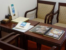 会議テーブルと資料