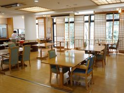 暖かみのある食堂風景