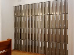 整理された靴箱の通路