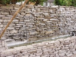 石造りの壁に流れる水