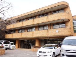 温もり感じる外観の建物