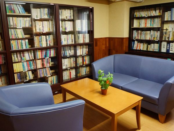 本棚と青いソファの部屋