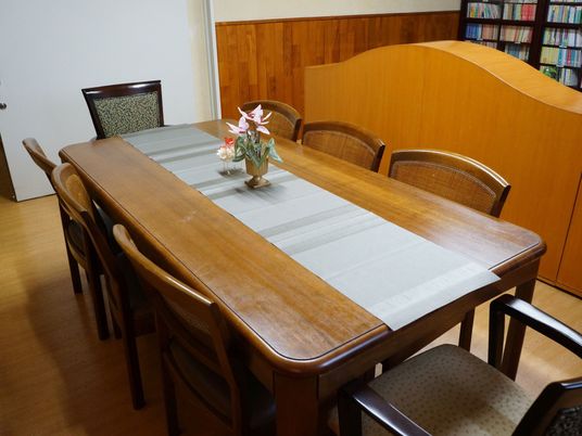 木製テーブルと椅子の食堂