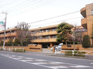 落ち着いた色合いの外観