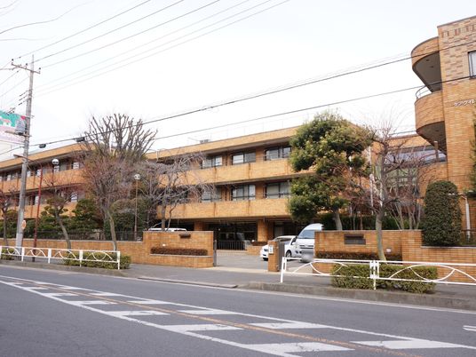 落ち着いた色合いの外観
