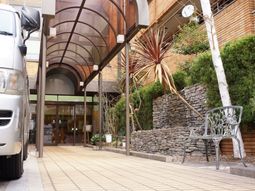 エントランスの外観と植栽