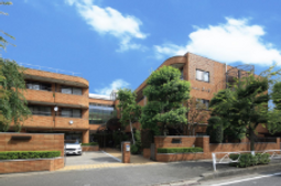 温もり感じる外観の建物
