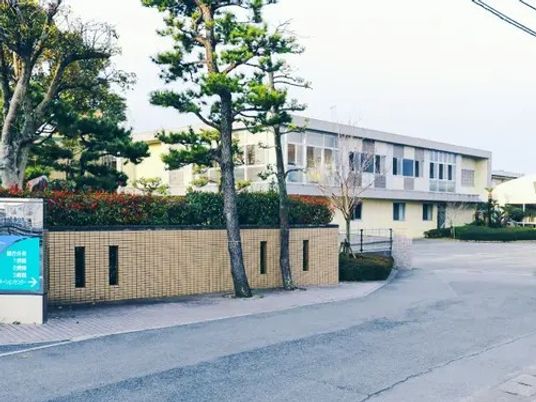 建物外観と植栽のある前景  