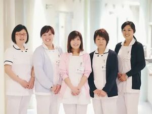 笑顔のスタッフ5人  